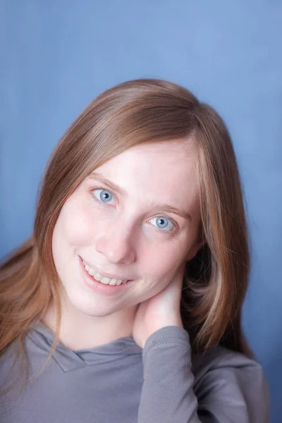 Портрет Усміхненої Дівчини Блакитними Очима — стокове фото