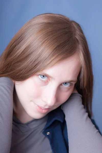 Retrato Una Chica Con Los Ojos Azules Cerca —  Fotos de Stock