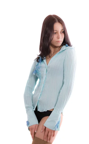 青いシャツに官能的な女の子のスタジオ ポートレート — ストック写真