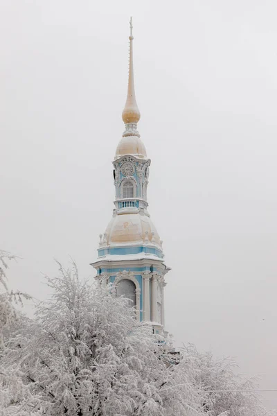 冬の寒い日に鐘楼 — ストック写真