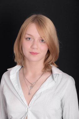 Beyaz bir gömlek bir kız portresi stüdyo