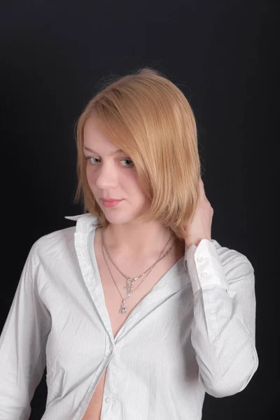 Studio Portret Van Een Meisje Een Wit Overhemd — Stockfoto