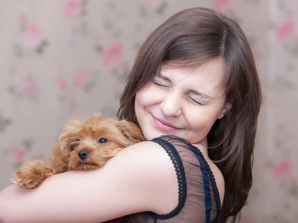 快乐的女孩与小狗在她的怀里 — 图库照片