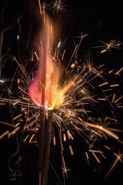 ateş ve kıvılcım portre siyah arka plan üzerine