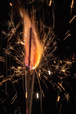 ateş ve kıvılcım portre siyah arka plan üzerine