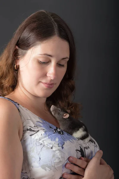 Portrait Une Femme Avec Rat Domestique — Photo