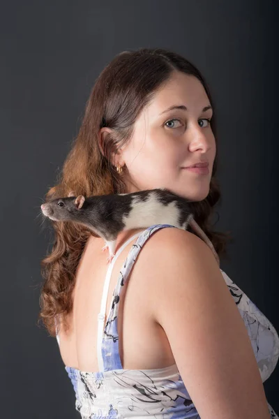 一个肩膀上有家养老鼠的女人的画像 — 图库照片