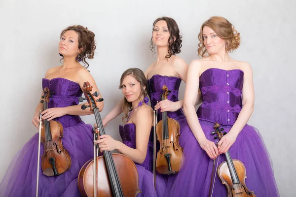 Quarteto Musical Vestidos Noite Com Instrumentos Cordas — Fotografia de Stock