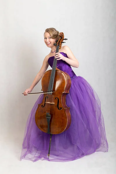 Studio Portret Van Een Vrouwelijke Musicus Met Een Cello — Stockfoto