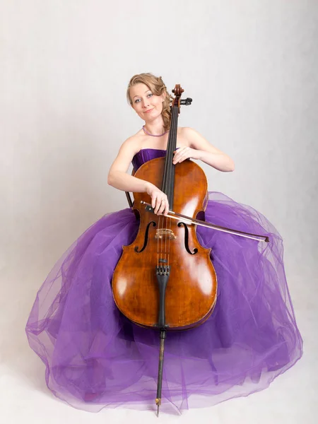 Studio Porträtt Kvinnlig Musiker Med Cello — Stockfoto