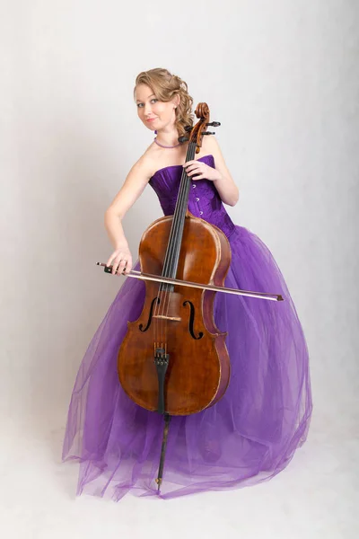 Studioporträt Einer Musikerin Mit Cello — Stockfoto