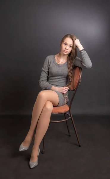 Studiový Portrét Štíhlé Dívky Židli — Stock fotografie
