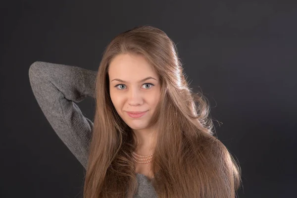 Studio Portret Van Een Meisje Met Lang Haar — Stockfoto