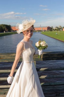 Sankt-Peterburg bir nehir tarafından gelin portresi