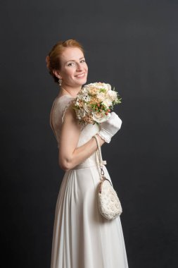 beyaz bir elbise içinde gelin portresi stüdyo