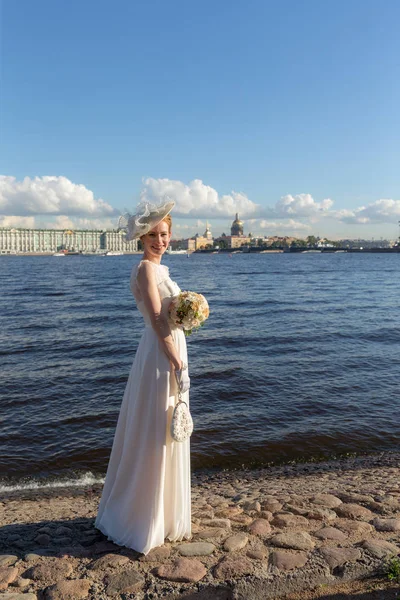 Retrato Novia Junto Río Sankt Peterburg — Foto de Stock