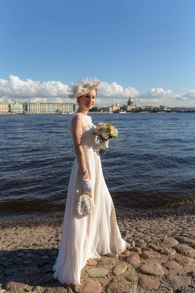 Retrato Novia Junto Río Sankt Peterburg —  Fotos de Stock