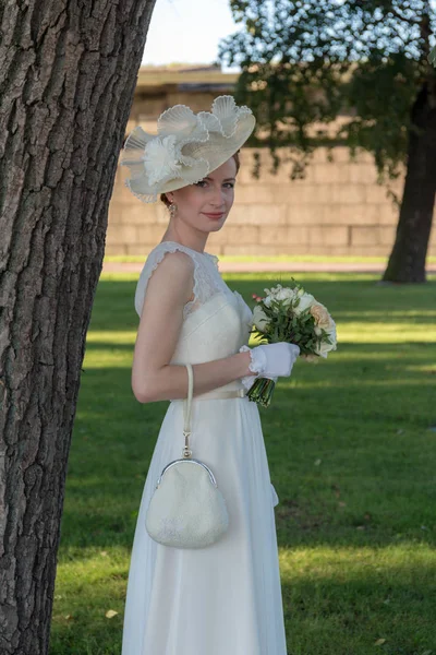 Ritratto Una Sposa Magra Sotto Albero — Foto Stock