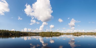 yansımaları ve bulutlar ile orman Gölü Panoraması