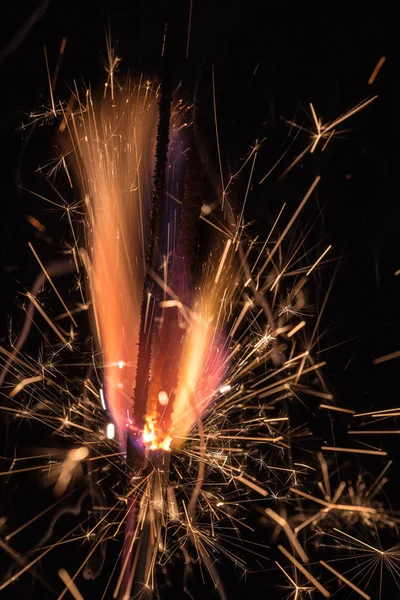 火や火花は 黒い背景にクローズ アップ — ストック写真