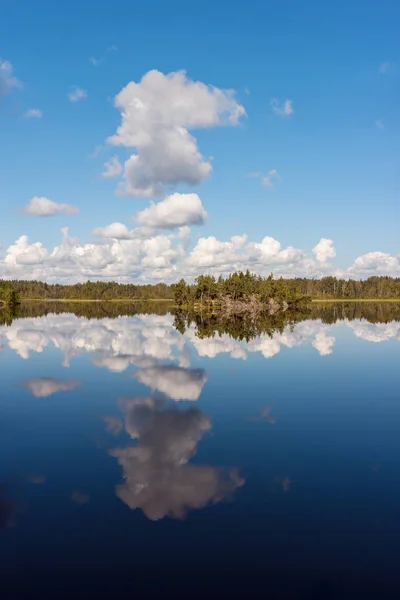 Paysage Sur Lac Forestier Avec Des Nuages — Photo