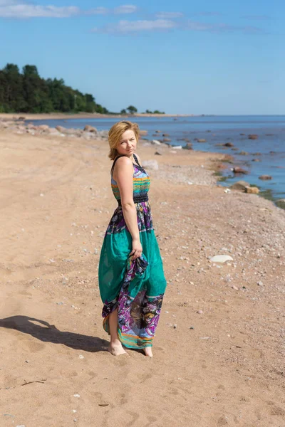 Flicka Lång Klänning Vid Havet Sommar — Stockfoto