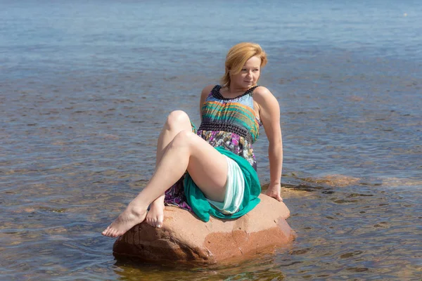 Κορίτσι Που Κάθεται Μια Πέτρα Στο Νερό Της Θάλασσας — Φωτογραφία Αρχείου