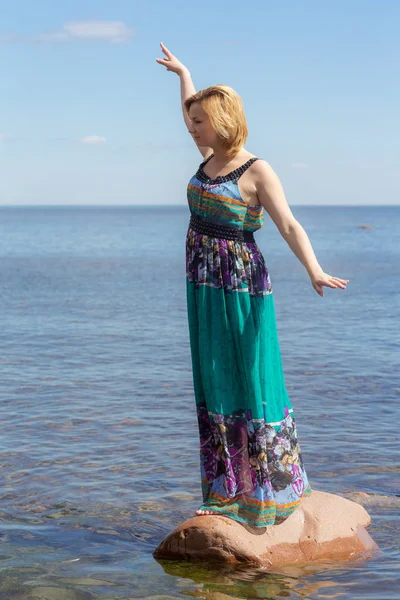 Menina Vestido Longo Uma Pedra Mar — Fotografia de Stock