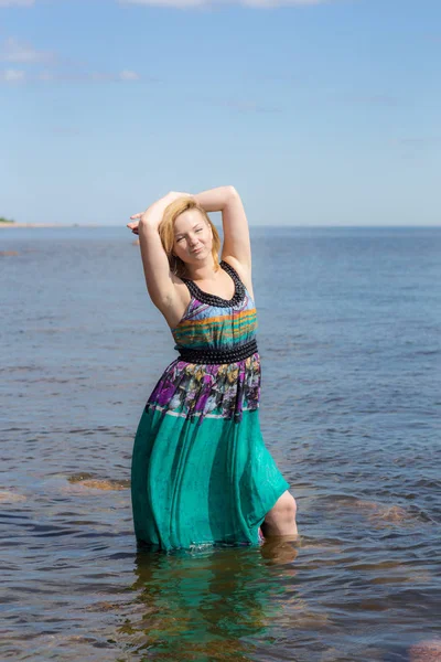 Portrait Une Fille Sensuelle Dans Une Robe Longue Dans Eau — Photo