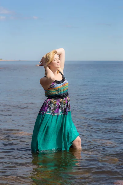 Portrait Une Fille Sensuelle Dans Une Robe Longue Dans Eau — Photo