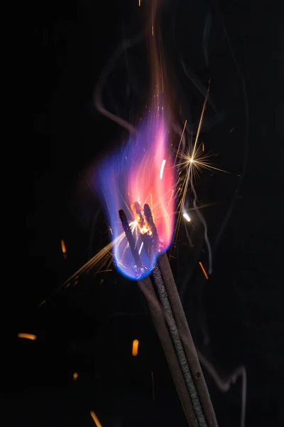 Színes Tűz Szikrák Closeup Fekete Háttér — Stock Fotó