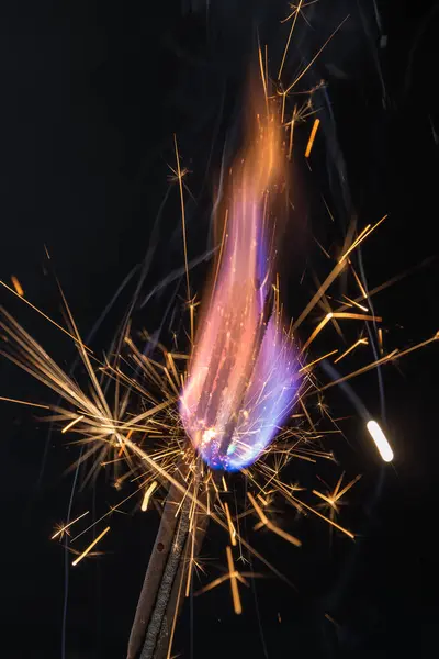 Oheň a jiskry closeup — Stock fotografie