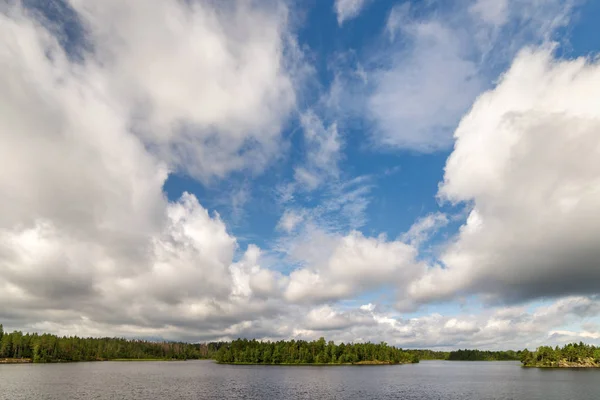 Nuvens Sobre Lago Floresta Verão — Fotografia de Stock