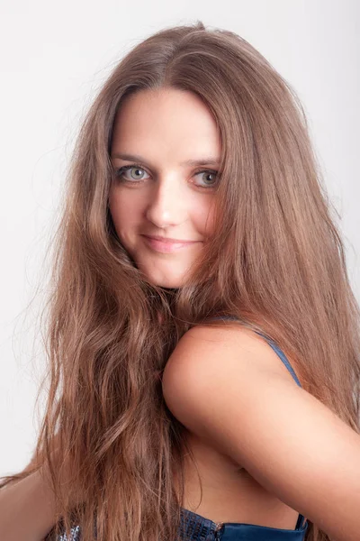Portrait Studio Une Fille Aux Cheveux Longs — Photo