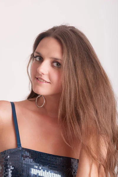 Studio Ritratto Una Ragazza Con Capelli Lunghi — Foto Stock