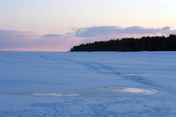 夕方には凍った海を風景します — ストック写真