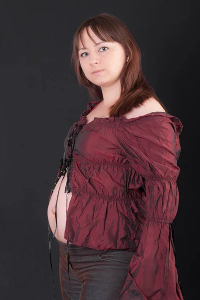 Portrait Studio Une Femme Enceinte Sur Fond Noir — Photo