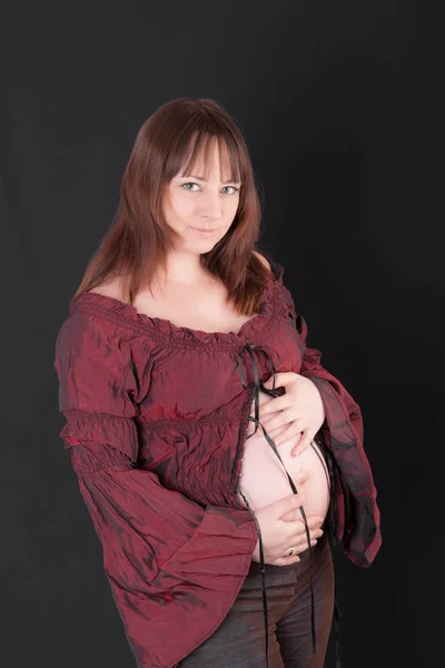 Retrato Estudio Una Mujer Embarazada Sobre Fondo Negro — Foto de Stock