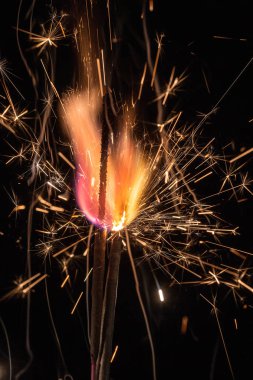 ateş ve kıvılcım portre siyah arka plan üzerine