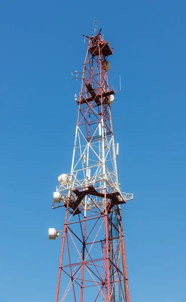 Komunikační Věže Pozadí Čisté Modré Oblohy — Stock fotografie