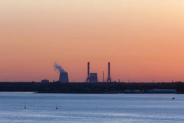 Paesaggio Industriale Sulla Spiaggia Dopo Tramonto — Foto Stock