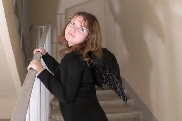 階段の上の黒い翼を持つ少女 — ストック写真