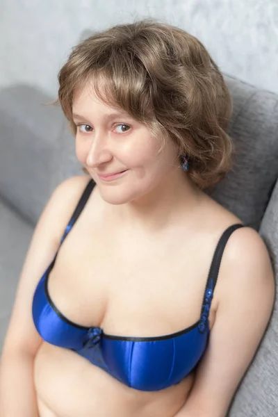 Portret Van Een Vrouw Blauwe Lingerie — Stockfoto