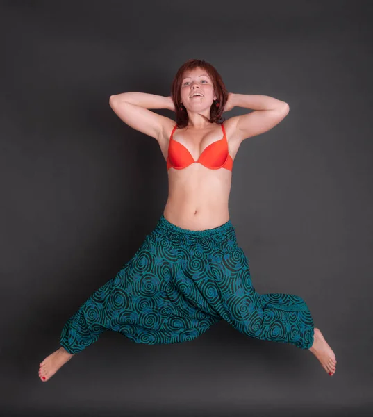 Studioporträt Eines Fröhlichen Mädchens Beim Springen — Stockfoto