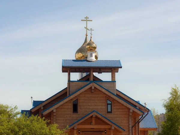黄金のドームと伝統的な小さな木製ロシア教会 — ストック写真