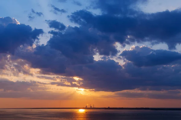 Dramatischer Sonnenuntergang Mit Wolken Über Dem Meer — Stockfoto