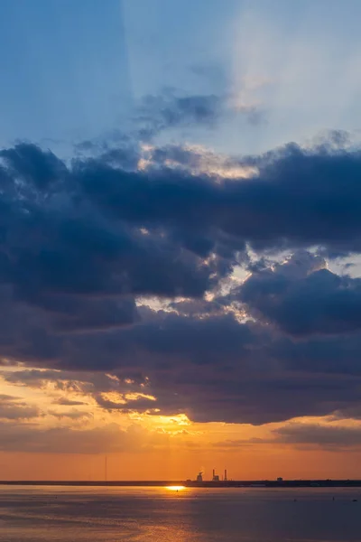 Coucher Soleil Spectaculaire Avec Des Nuages Sur Mer — Photo