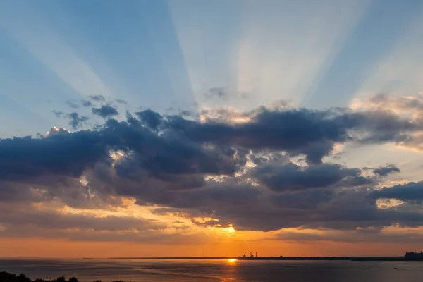 海の上に雲が浮かぶ劇的な夕日 — ストック写真