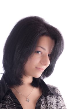 Beyaz arka planda bir kızın stüdyo portresi