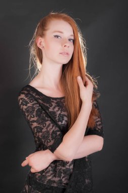 Kızıl saçlı seksi bir kız portresi stüdyo